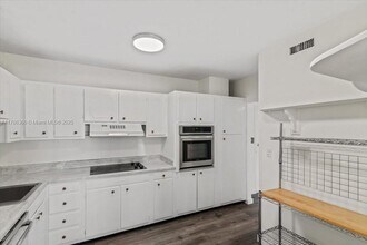 900 Bay Dr, Unit 625 in Miami, FL - Building Photo - Building Photo