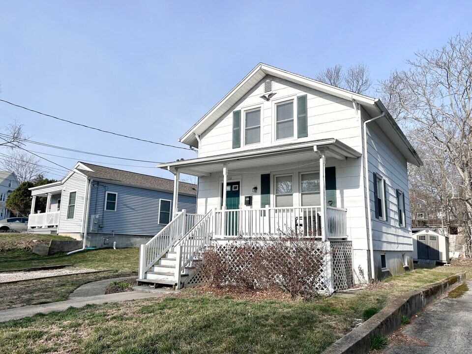 26 Crescent St in New London, CT - Building Photo