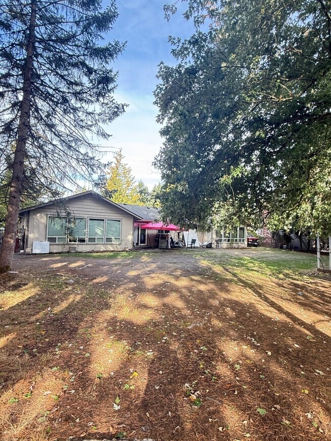 10932 NE 132nd St in Kirkland, WA - Building Photo - Building Photo