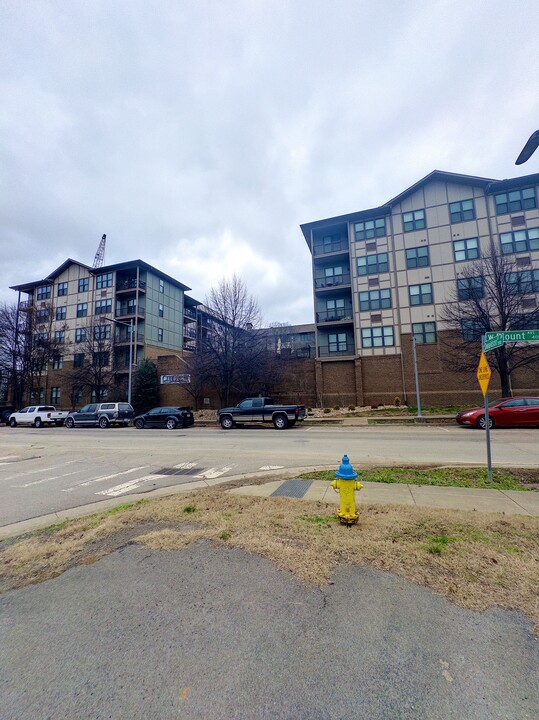 445 W Blount Ave, Unit 327 in Knoxville, TN - Building Photo