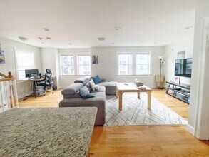 1 Emmet Pl, Unit 1 in Boston, MA - Foto de edificio - Building Photo