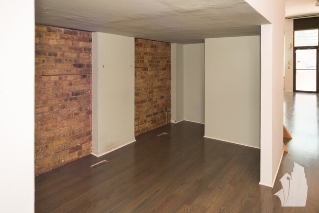 2049 N Hoyne Ave, Unit 2047-GS in Chicago, IL - Building Photo - Building Photo