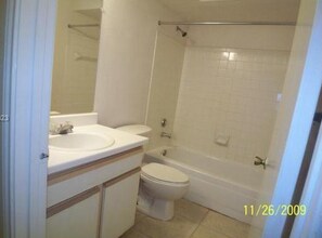 2400 NW 33rd St, Unit 1104 in Oakland Park, FL - Foto de edificio - Building Photo