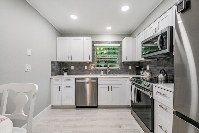 1158 7th St S in Safety Harbor, FL - Foto de edificio - Building Photo