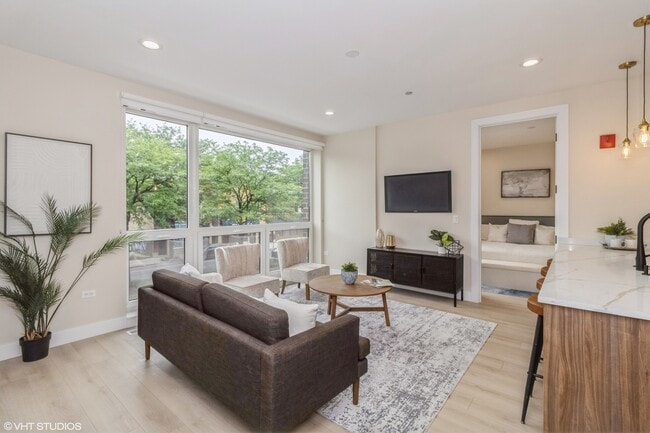 3045 W Irving Park Rd in Chicago, IL - Building Photo - Building Photo