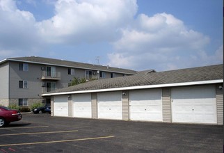 Newbury Apartments in St. Cloud, MN - Foto de edificio - Building Photo