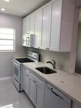 110 Zamora Ave, Unit #4 in Coral Gables, FL - Foto de edificio - Building Photo