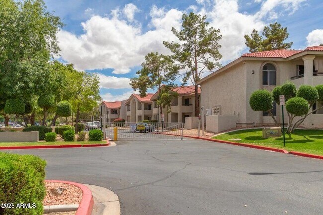 10610 S 48th St in Phoenix, AZ - Building Photo - Building Photo