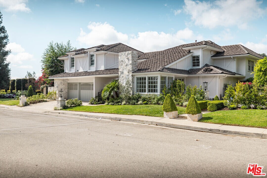 2627 Wallingford Dr in Beverly Hills, CA - Building Photo