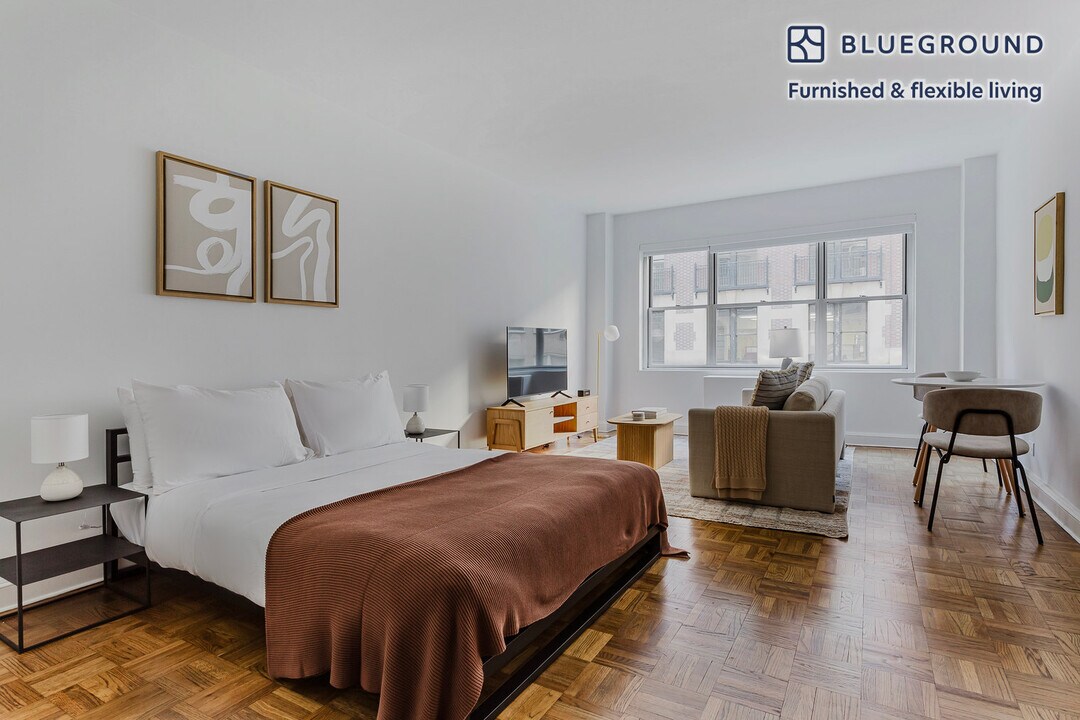 136 E 55th St in New York, NY - Building Photo