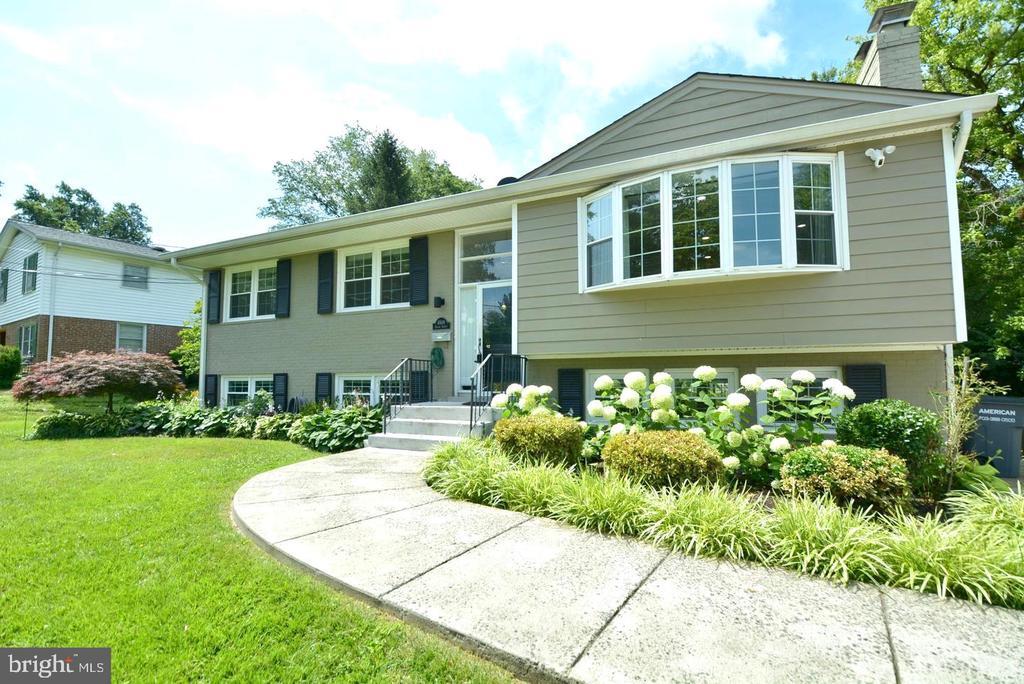 6509 Divine St in McLean, VA - Building Photo