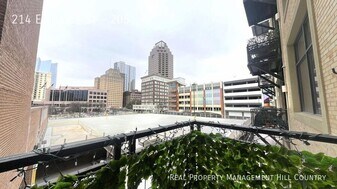 214 E Travis St in San Antonio, TX - Building Photo