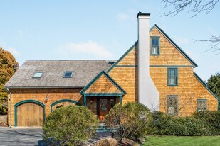 240 3rd Beach Rd in Middletown, RI - Building Photo