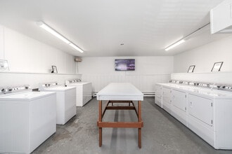 Maple Manor in Bridgeport, NY - Foto de edificio - Interior Photo