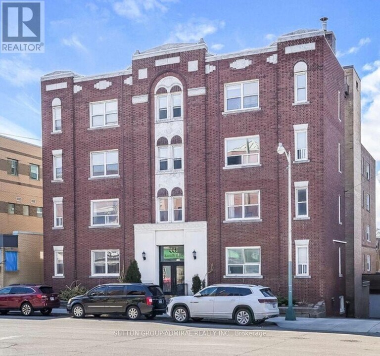 448 Spadina Rd in Toronto, ON - Building Photo