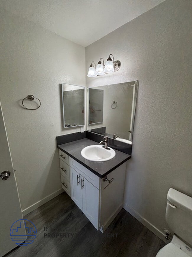 875 N. Olive St. in Orange, CA - Foto de edificio - Building Photo