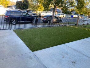 24223 Arch St, Unit One-Half in Santa Clarita, CA - Foto de edificio - Building Photo