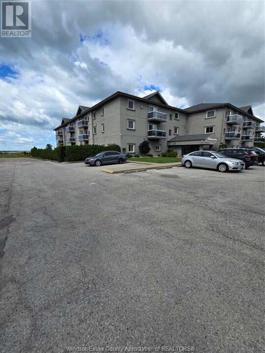 44 Robson Rd in Leamington, ON - Building Photo