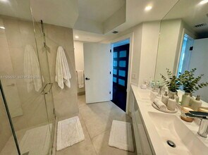 10 Venetian Way in Miami Beach, FL - Building Photo - Building Photo