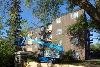 Victoria Gardens in Edmonton, AB - Building Photo - Building Photo