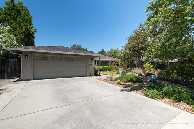 21561 Regnart Rd in Cupertino, CA - Building Photo - Building Photo