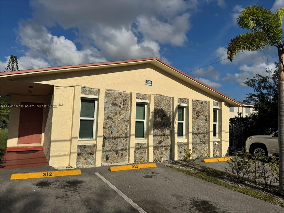 312 N 62nd Ave in Hollywood, FL - Building Photo