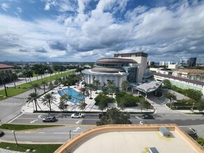 651 Okeechobee Blvd, Unit Penthouse 1204 PH-302 in West Palm Beach, FL - Foto de edificio - Building Photo