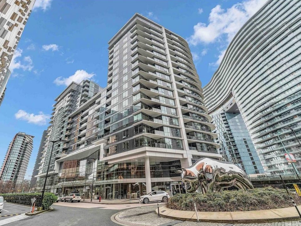 68 Smithe St in Vancouver, BC - Building Photo