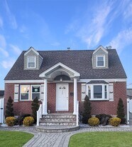 741 Salem Rd in Uniondale, NY - Building Photo