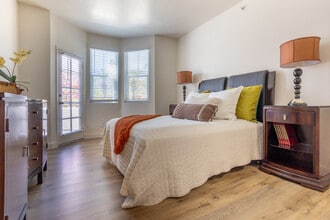 The Village at Heritage Place in Anaheim, CA - Foto de edificio - Interior Photo