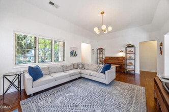 1869 Galbreth Rd in Pasadena, CA - Foto de edificio - Building Photo