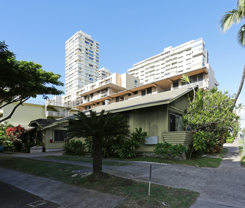 2445-2449 Ala Wai Blvd in Honolulu, HI - Building Photo