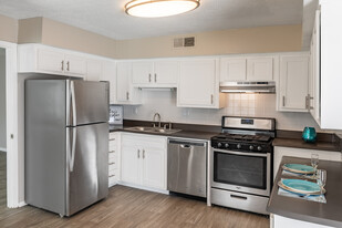 Summit Embry Hills in Atlanta, GA - Building Photo