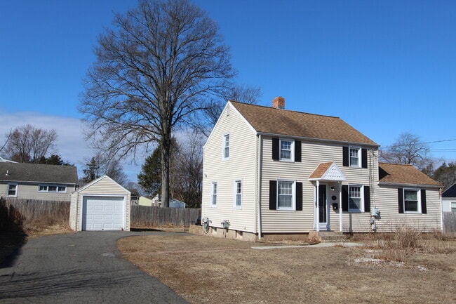 11 Kitts Ln in Newington, CT - Building Photo - Building Photo