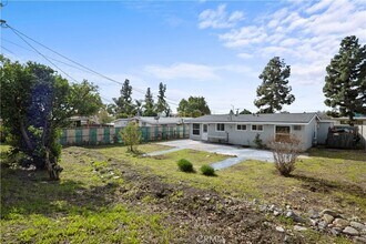 12052 Bromont Ave in San Fernando, CA - Foto de edificio - Building Photo