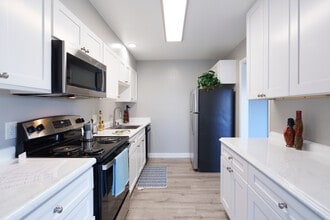 Chateau Manor Apartments in San Leandro, CA - Building Photo - Interior Photo