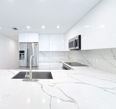 1300 Brickell Bay Dr, Unit 3100 in Miami, FL - Building Photo - Building Photo