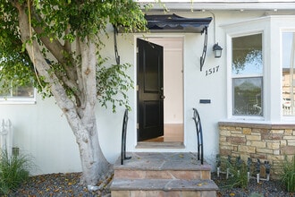 1517 S Orange Grove Ave in Los Angeles, CA - Foto de edificio - Building Photo