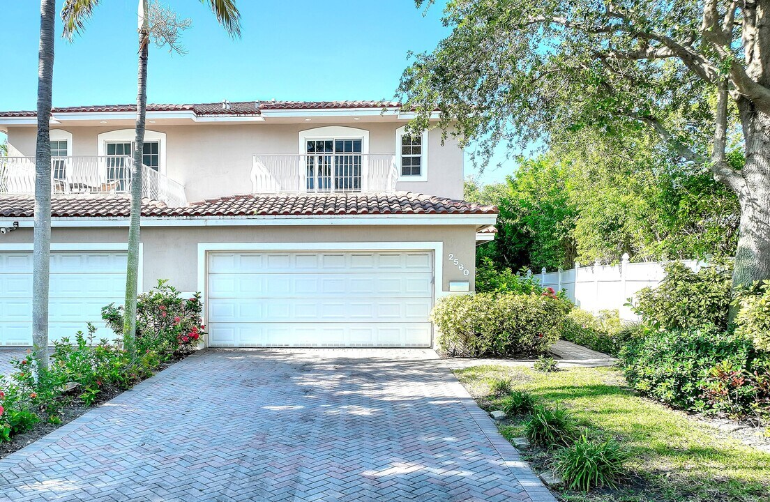 2560 NE 11th St in Pompano Beach, FL - Building Photo