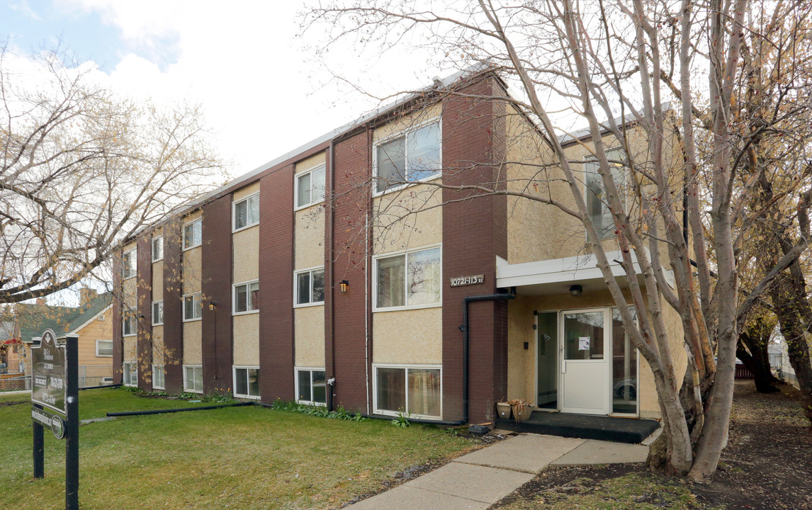 Wild Rose Court in Edmonton, AB - Building Photo