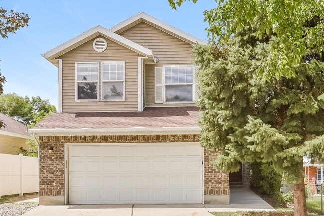 property at 4778 S Hanauer St