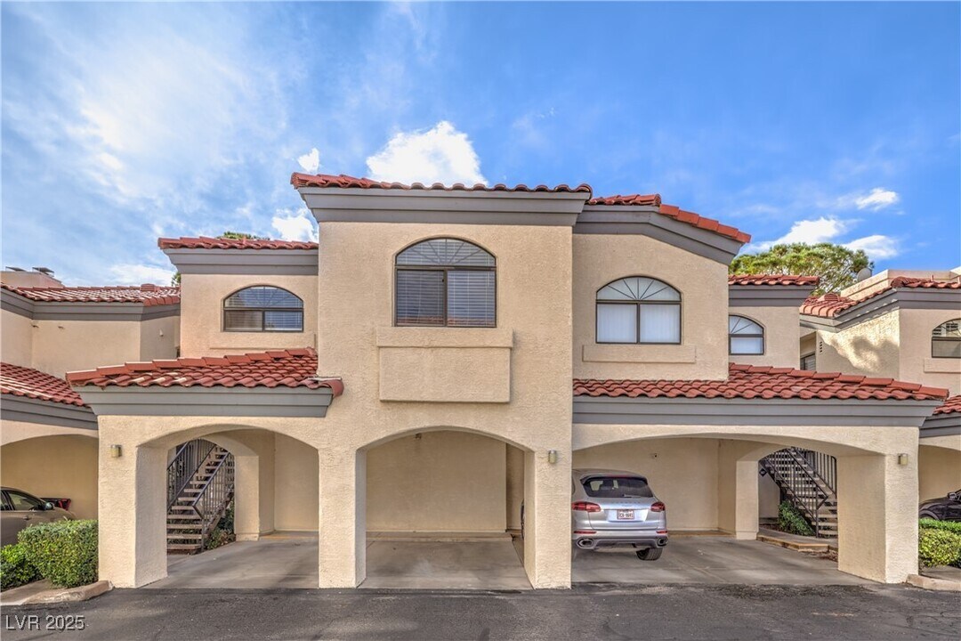 8455 W Sahara Ave in Las Vegas, NV - Building Photo