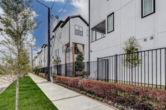 2802 Grand Fountains Dr in Houston, TX - Building Photo - Building Photo