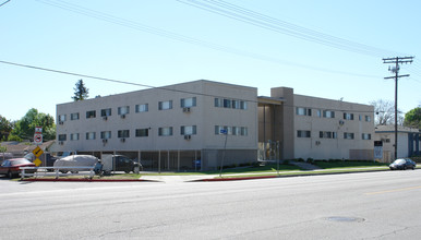 Woodman Manor Apartments in Van Nuys, CA - Building Photo - Building Photo