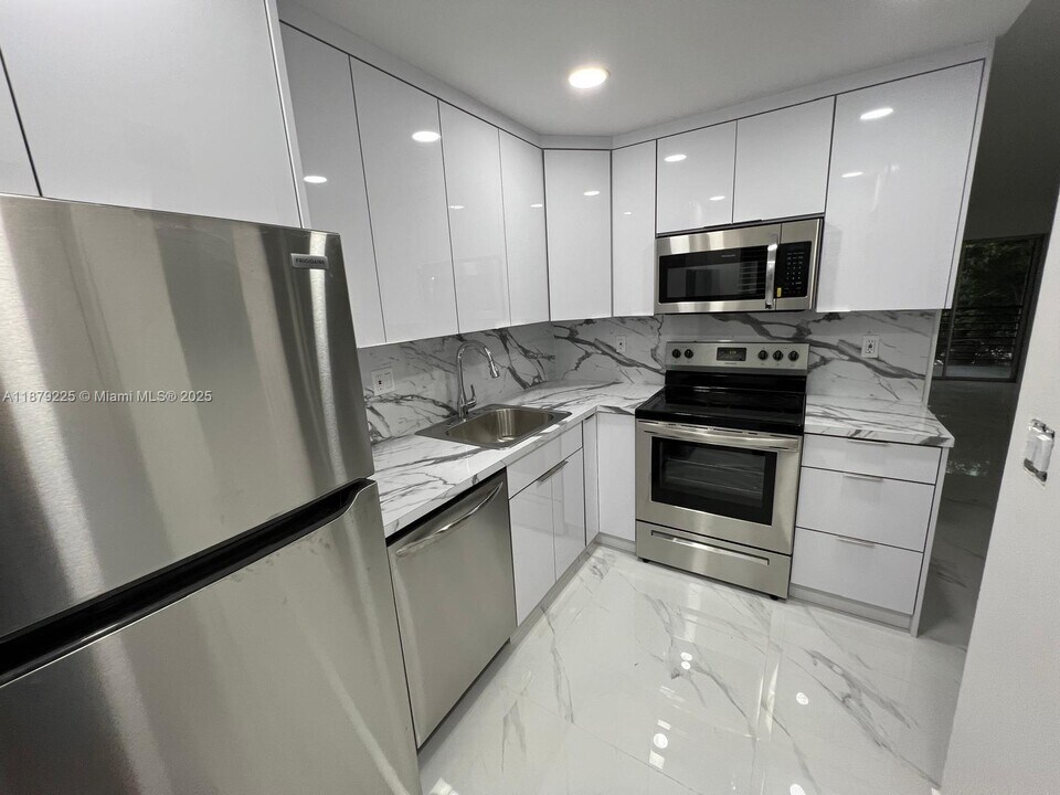 505 Gardens Dr, Unit 201 in Pompano Beach, FL - Building Photo