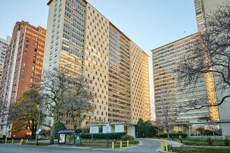 3950 N Lake Shore Dr, Unit 904 in Chicago, IL - Foto de edificio - Building Photo