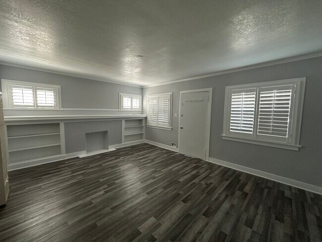 902 W 73rd St in Los Angeles, CA - Foto de edificio - Building Photo