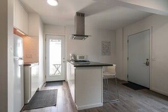 2226 N Catalina St, Unit B in Burbank, CA - Building Photo - Building Photo