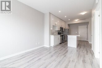 690 King St W in Kitchener, ON - Building Photo - Building Photo