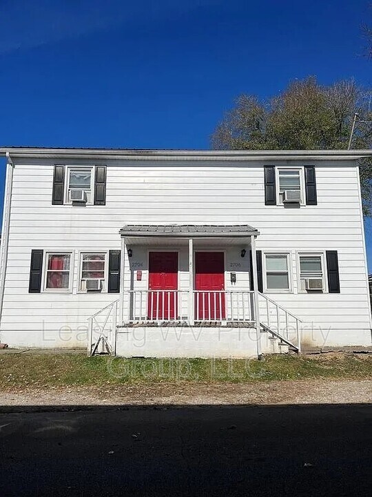 2704 Creamery St in Hurricane, WV - Building Photo